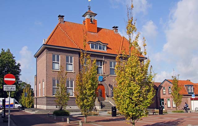 Twee gezichten van... Nr. 105: Het oude gemeentehuis van Schipluiden