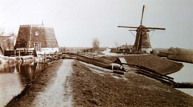 Harnaschpolder molen en Woudsepolder molen ca. 1913