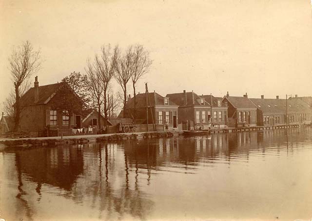 Dorpsstraat en rechts het 'Lierse gesticht' ca. 1900
