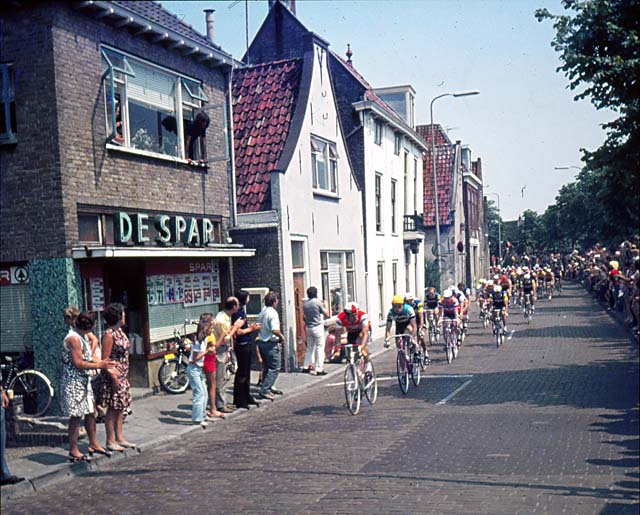De Dorpsstraat op 1-7-1973 met de doorgang van de Tour de France