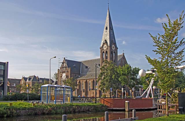 Twee gezichten van... Nr. 104: De r.k. kerk te Den Hoorn 